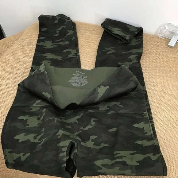 SPANX Women’s Look at Me Now Seamless Camo Leggings - Picture 6 of 7